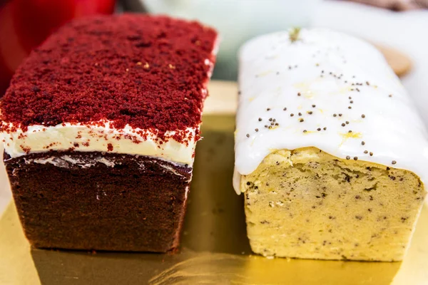 Limonlu kek ve elmalı pasta, lezzetli tatlı tatlar yemeye hazır.