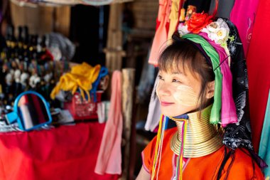 Pattaya, THAILAND - 17 Eylül 2018: Padaung kabile köyünde Kayan kadın