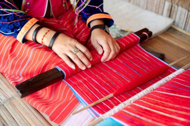 Taylandlı kadın, Padaung Kabilesi Köyü Uzun Boylu İnsanları 'nda el işi yapıyor.