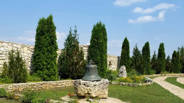 モルドバのラウト川の古い Orhei ガーデン修道院の鐘 — ストック写真