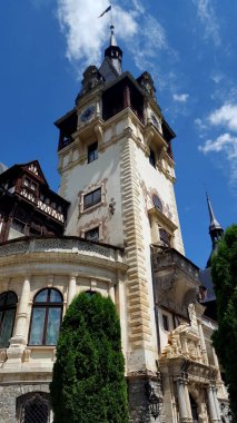 Sinaia, Romanya - 26 Temmuz 2017: Romanya 'nın Sinaia kentindeki ünlü kraliyet kalesi Peles.