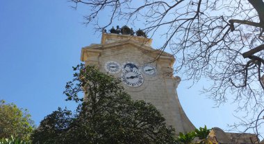 Malta Valletta. Valletta eski duvarlı şehir merkezinde Grand Master's Palace'nın Saat Kulesi.