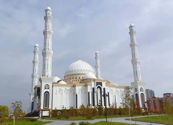 Hazreti Sultan Camii ile mavi bulutlu gökyüzü Kazakistan Astana