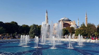 Istanbul, Türkiye, 30 Temmuz 2017: Istanbul Ayasofya Müzesi önünde (Cami ve kilise daha önce), Çeşme
