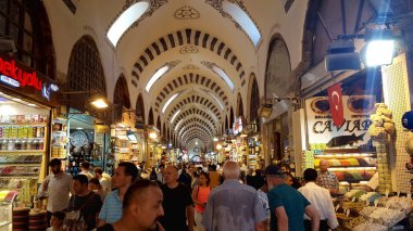 Istanbul, Türkiye - 30 Temmuz 2017: insanlar kapalı çarşı alışveriş