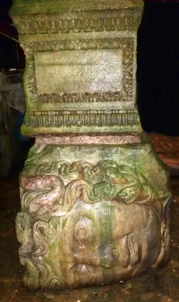 Istanbul, Türkiye - 30 Temmuz 2017: Medusa sütunları Yerebatan Sarnıcı içinde temel. 