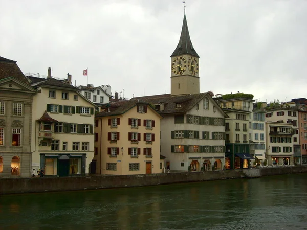 Limmatfluss Und Berühmte Zürcher Kirche Schweiz — Stockfoto