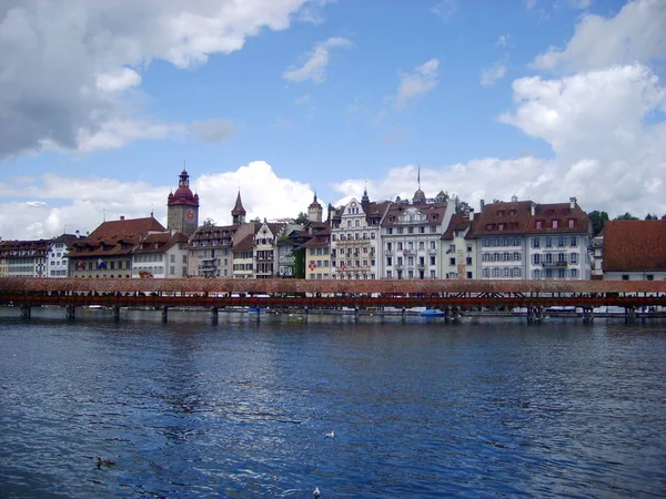 Lucerne, İsviçre - 25 Temmuz 2009: Tarihi kent merkezi, Lucerne ile çok güzel bir şapel köprü ve göl Vierwaldstattersee, Luzern, İsviçre