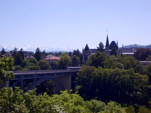 Bern, İsviçre - 26 Temmuz 2009: Panorama Kirchenfeld köprü ve Bern'deki Tarih Müzesi