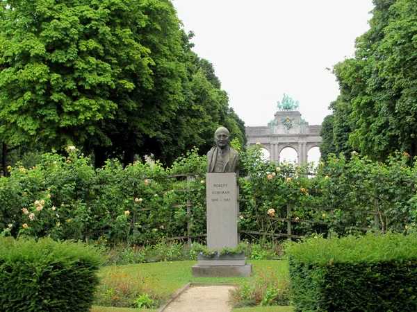 El Arco del Triunfo y la estatua en el Parque del Cincuentenario en Bruselas, Bélgica —  Fotos de Stock