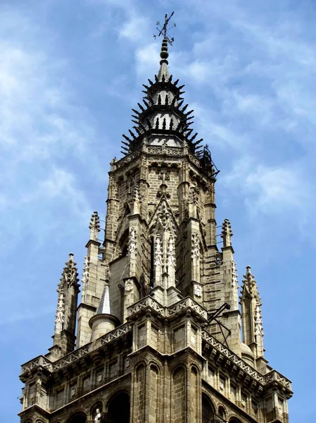 Katedrála v gotickém stylu nádherné město toledo, Španělsko — Stock fotografie