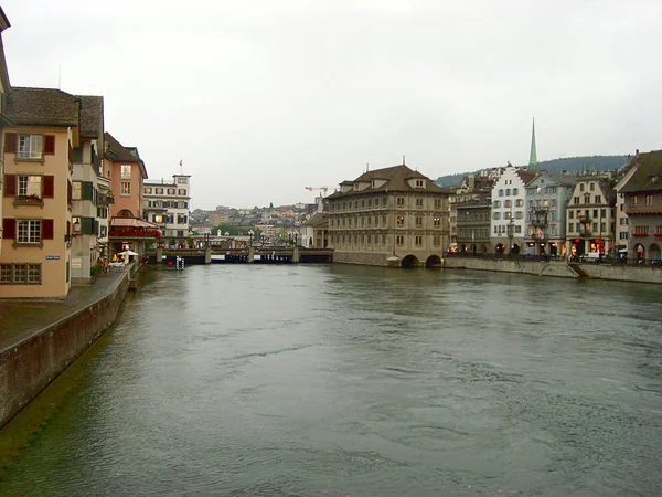 历史悠久的苏黎世市中心和林马特河的景色 — 图库照片