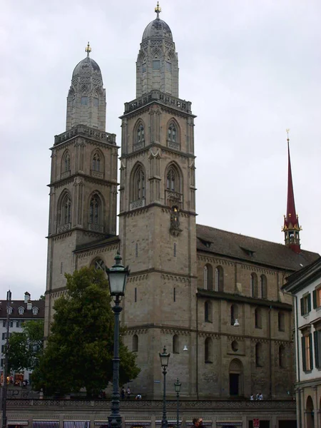 Grossmunster Church of Zurich, the largest city in Switzerland — Stock Photo, Image