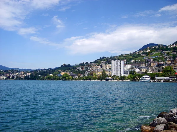 De stad van Montreux aan het meer van Genève, Zwitserland — Stockfoto