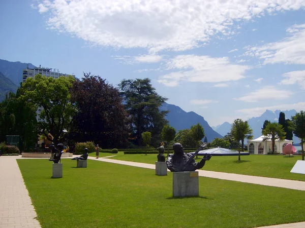 Πάρκο μπροστά από το πολυτελές ξενοδοχείο στη λίμνη της Γενεύης — Φωτογραφία Αρχείου