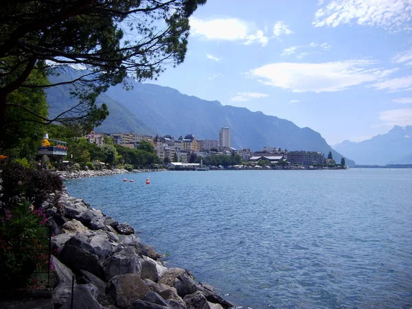 De stad van Montreux aan het meer van Genève, Zwitserland — Stockfoto