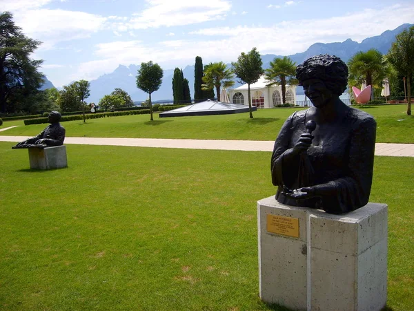 Park in front of Luxury hotel at Geneva Lake, Montreux — Stock Photo, Image