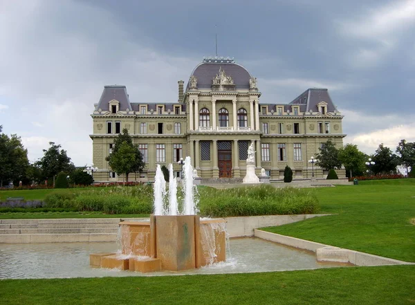 Palacio de Justicia y estatua de William Tell, Lausana - Suiza — Foto de Stock