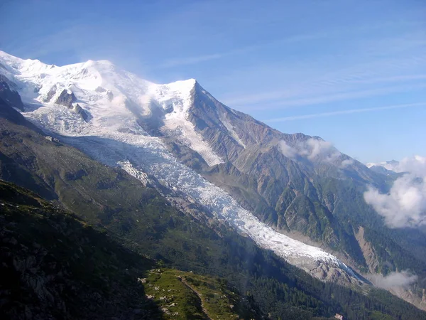 Mont Blanc macizo de montaña paisaje de verano (vista desde Aiguille du Midi Monte ) —  Fotos de Stock