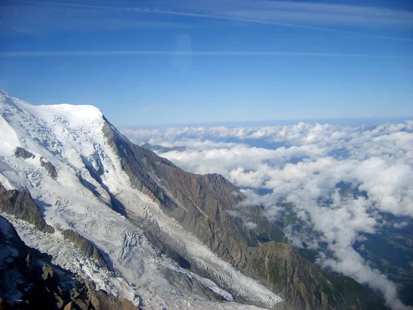 Mont Blanc macizo de montaña paisaje de verano (vista desde Aiguille du Midi Monte ) —  Fotos de Stock