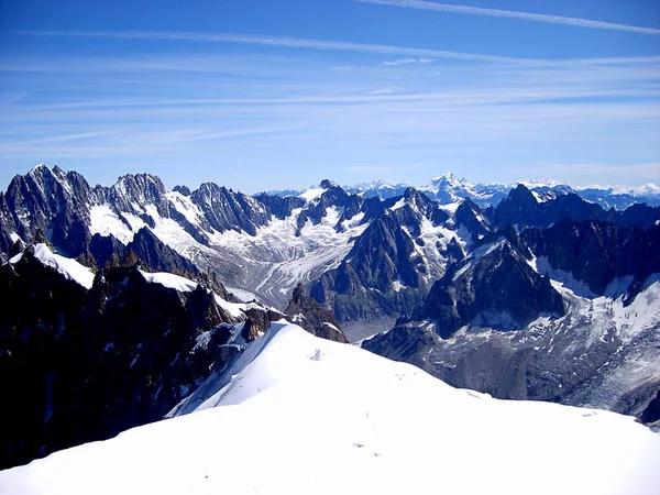 Mont Blanc macizo de montaña paisaje de verano (vista desde Aiguille du Midi Monte ) —  Fotos de Stock