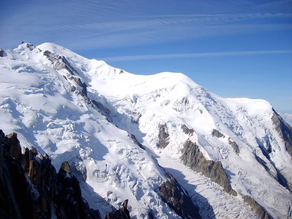 Mont Blanc macizo de montaña paisaje de verano (vista desde Aiguille du Midi Monte ) — Foto de Stock