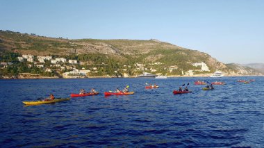 Grup bir kayaklar üzerinde mutlu insan
