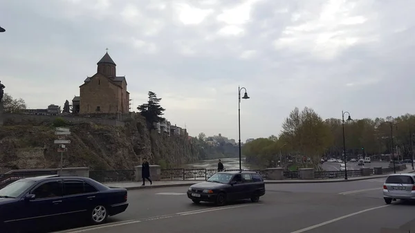 Metekhi St. Virgin Church and King Gorgasali Statue over Kura river, Tbilisi, Geórgia — Fotografia de Stock