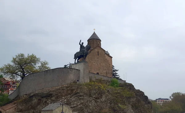 Iglesia de Santa Virgen de Metekhi y estatua del rey Gorgasali sobre el río Kura, Tiflis, Georgia — Foto de Stock