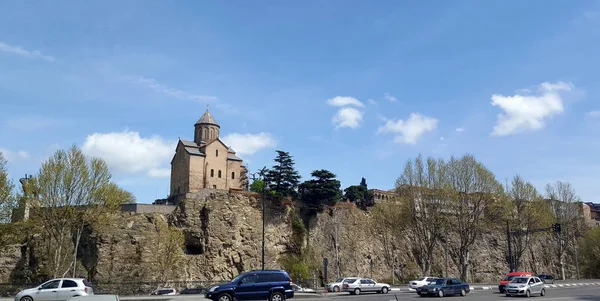 Metekhi St. Virgin Church and King Gorgasali Statue over Kura river, Tbilisi, Geórgia — Fotografia de Stock