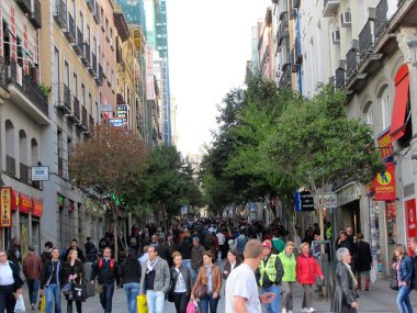 Madrid caddesinde yürüyen insanların görünümü, İspanya