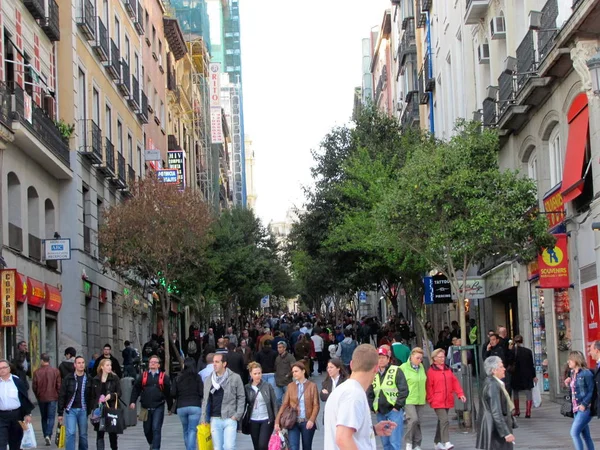 Blick auf spazierende Menschen an der Madridstraße, Spanien — Stockfoto
