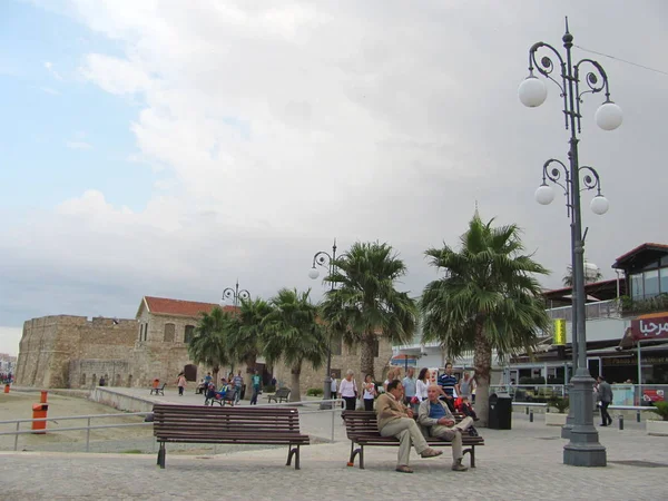 Larnaca 's Finikoudes vista para a praia com histórico forte medieval — Fotografia de Stock