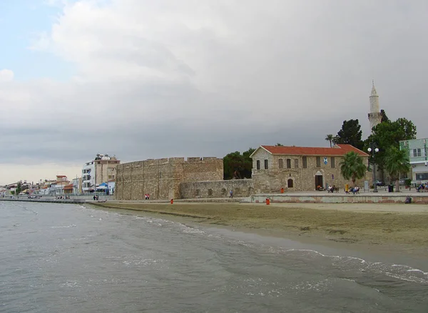 Larnaca Finikoudes Beach megtekintése a történelmi középkori erőddel — Stock Fotó