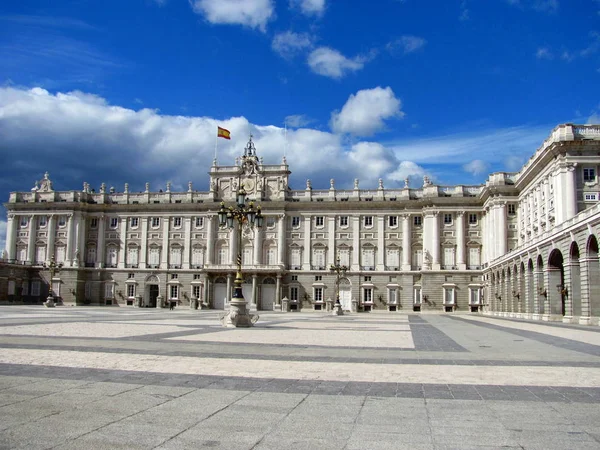Madrid Kraliyet Sarayı'nın dış cephesi görünümü, İspanya — Stok fotoğraf