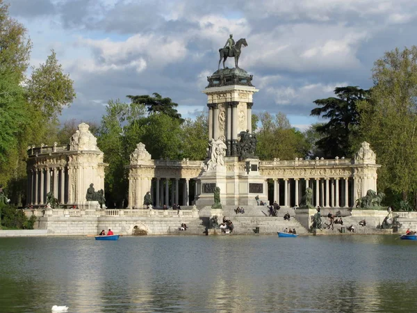 Monument à Alphonse XII dans le parc du Buen Retiro, l'un des plus grands parcs de la ville de Madrid, Espagne . — Photo