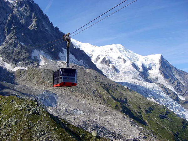 Mont Blanc dağ masifinde teleferik, yaz manzarası