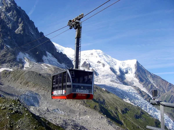 Kolejka linowy na masywie górskim Mont Blanc, letni krajobraz — Zdjęcie stockowe