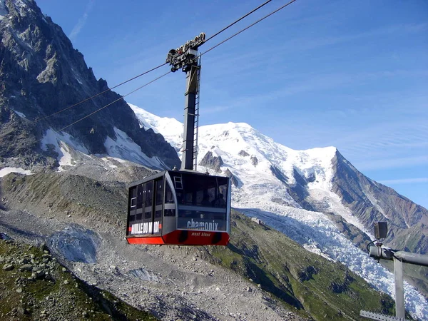 Mont Blanc dağ masifinde teleferik, yaz manzarası