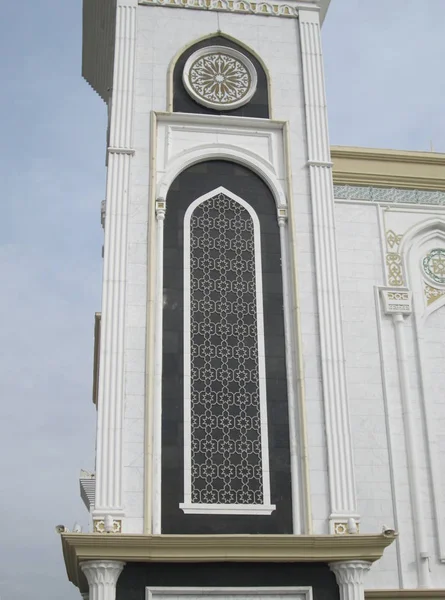 Mezquita del Sultán Hazrat en Astana con cielo azul nublado Kazajstán — Foto de Stock