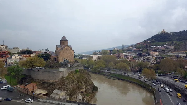 Église Saint-Vierge Metekhi et statue du roi Gorgasali sur la rivière Kura, Tbilissi, Géorgie — Photo