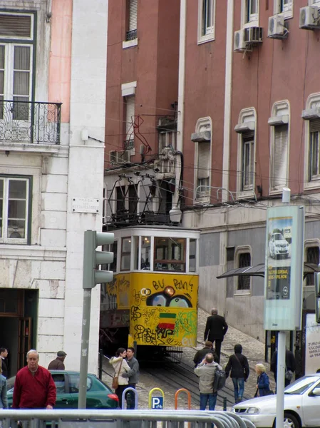 Blick auf die berühmte gelbe Straßenbahn in Lissabon portugal. — Stockfoto