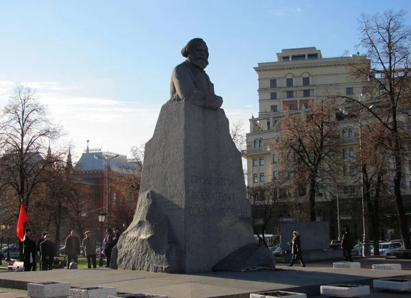 Monumento a Karl Marx, di fronte al Teatro Bolshoi — Foto Stock