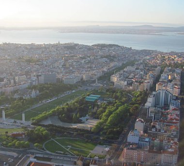 Tejo Nehri ile Lizbon şehrinin panoramik manzarası, Portekiz