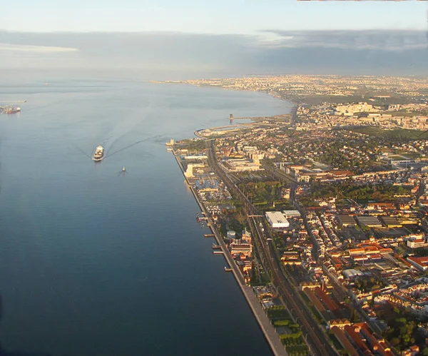 Tejo Nehri ile Lizbon şehrinin panoramik manzarası, Portekiz