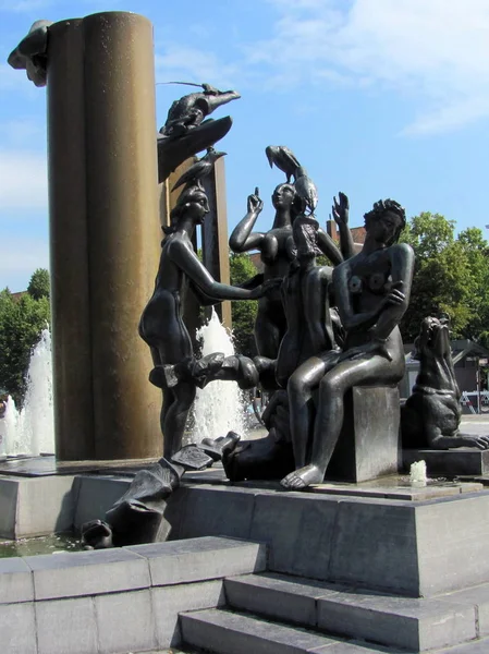 Fountain and statues in The Zand square — Stock Photo, Image