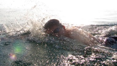 Kaslı genç adam serbest yüzme