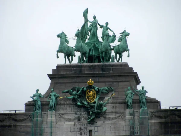 Статуя на Триумфальной арке в парке Cinquantenaire в Брюсселе, Бельгия — стоковое фото