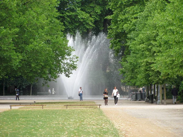 Repos dans le parc, Bruxelles, Belgique — Photo