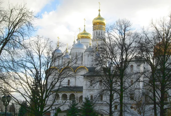 Внутри Кремля. Вид на колокольню Ивана Великого, Москва, Россия — стоковое фото